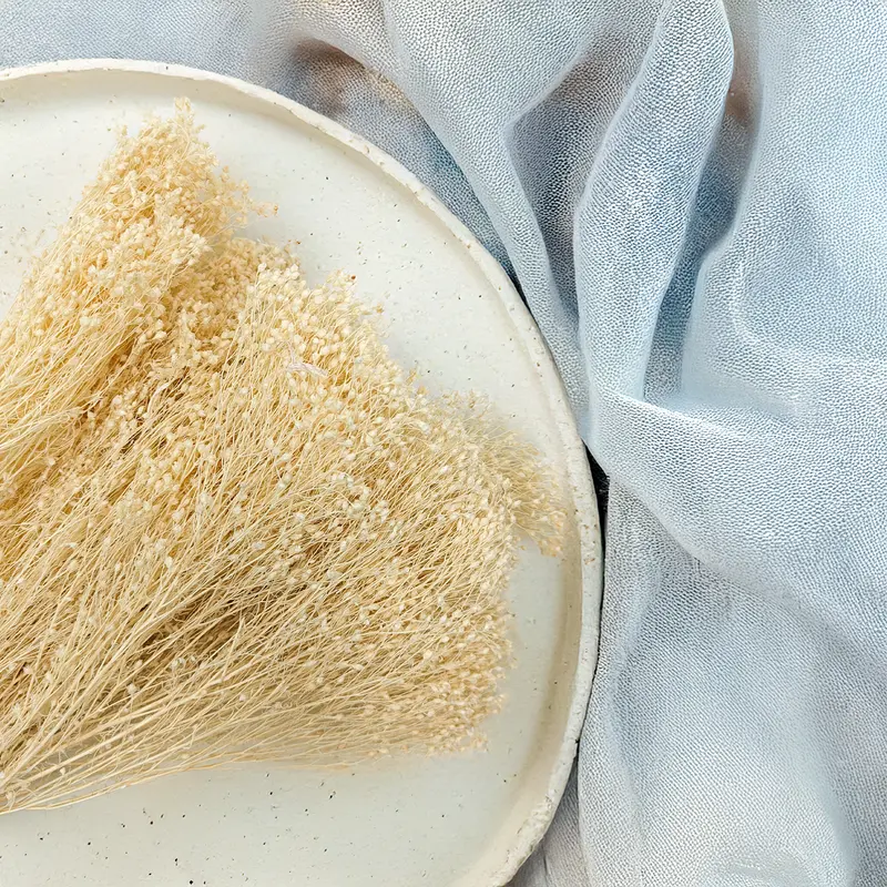 Gebleichte Trockenblumen in Kommunions- und Hochzeitsdekorationen – eine zeitlose Subtilität