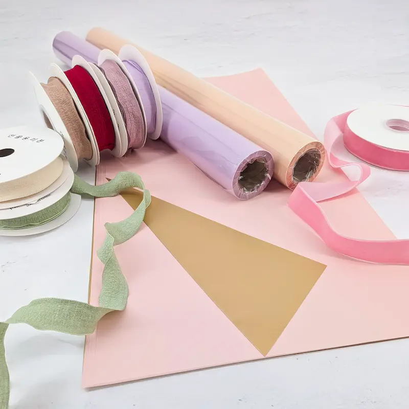 Floristikpapier, Folien und Bänder – Unverzichtbare Elemente moderner Blumensträuße und Dekorationen